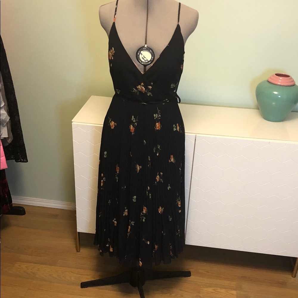 Wilfred / Aritzia Navy floral pleated dress